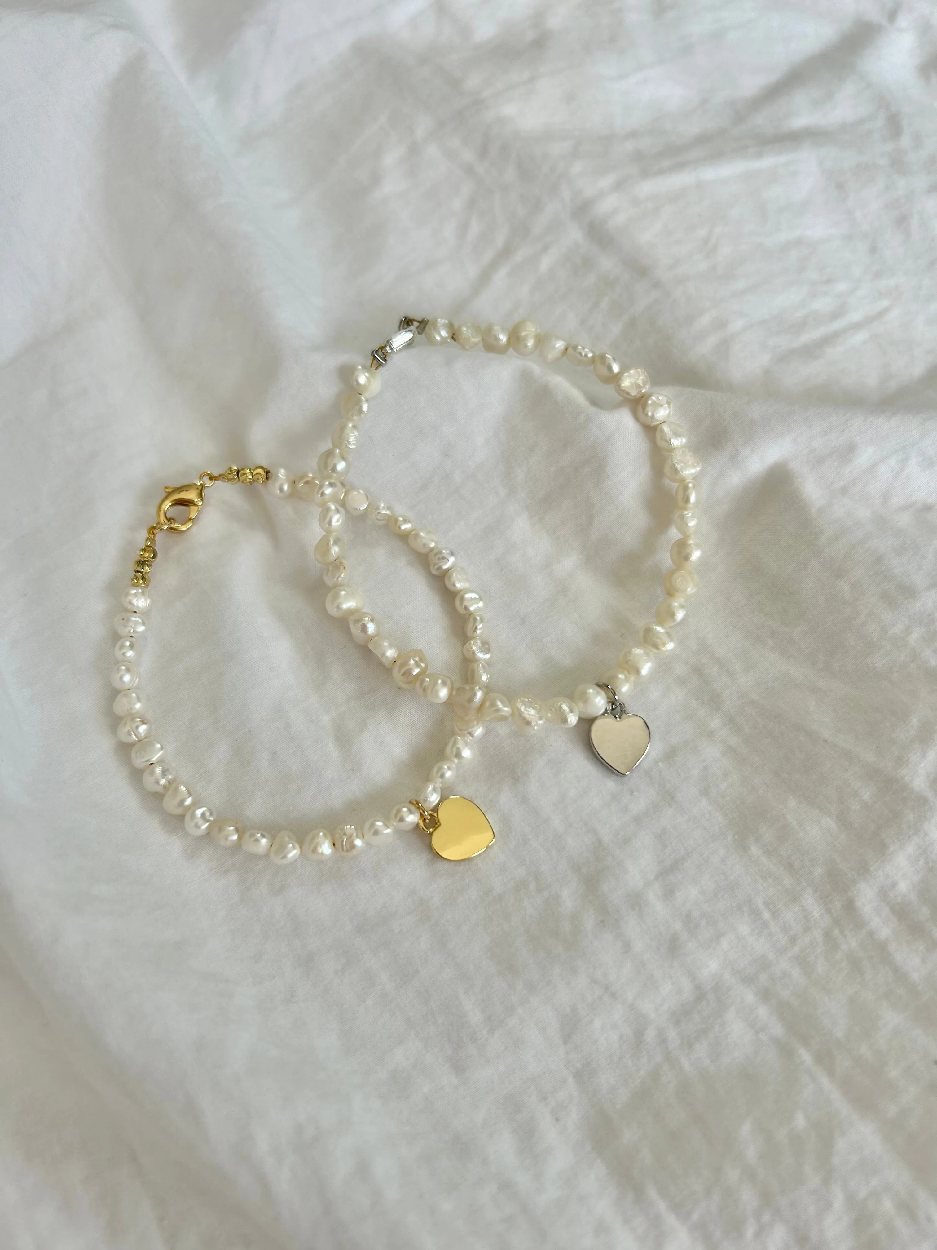 FRESHWATER PEARL HEART CHARM BRACELET IN 18K GOLD