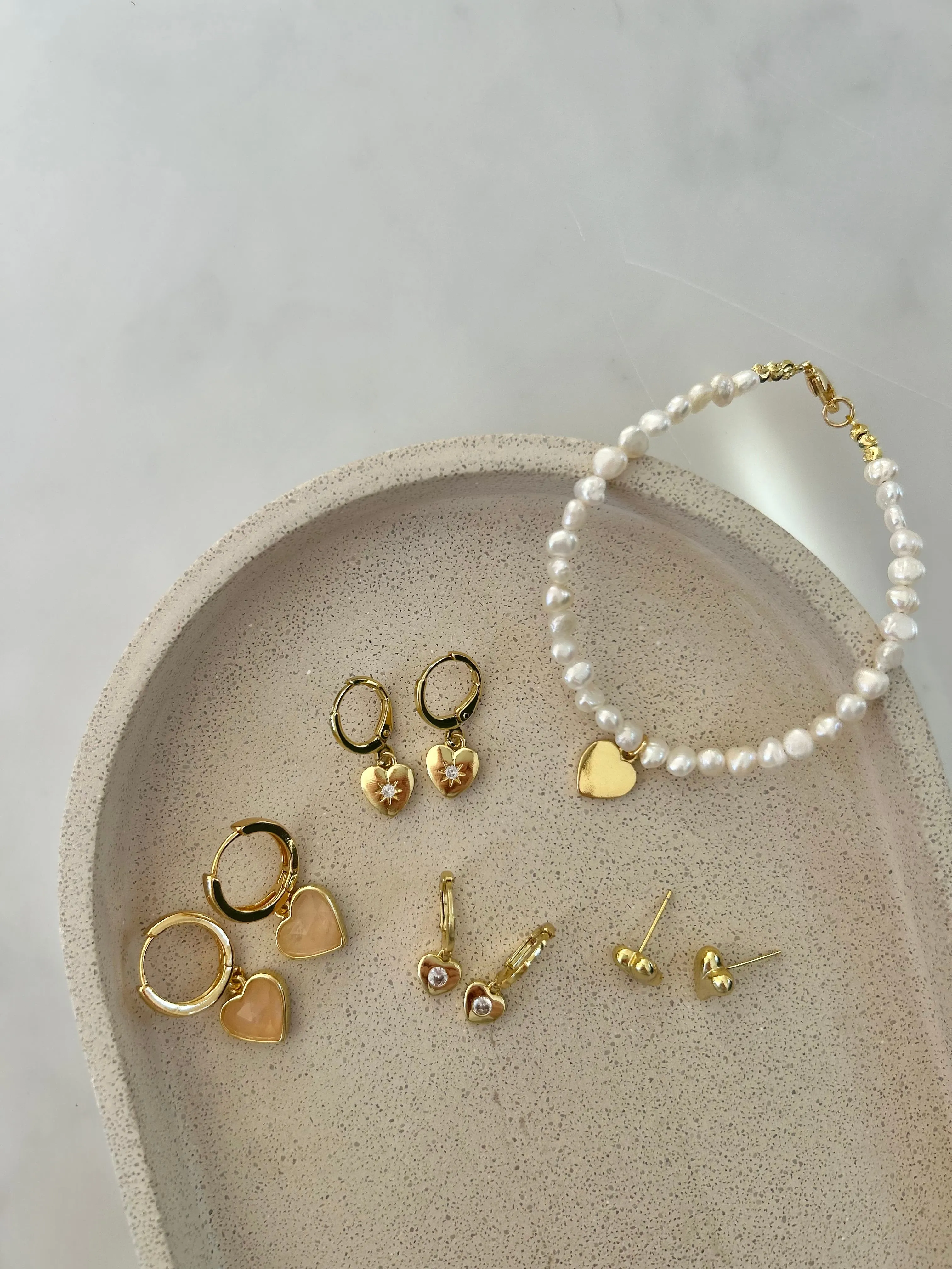 FRESHWATER PEARL HEART CHARM BRACELET IN 18K GOLD