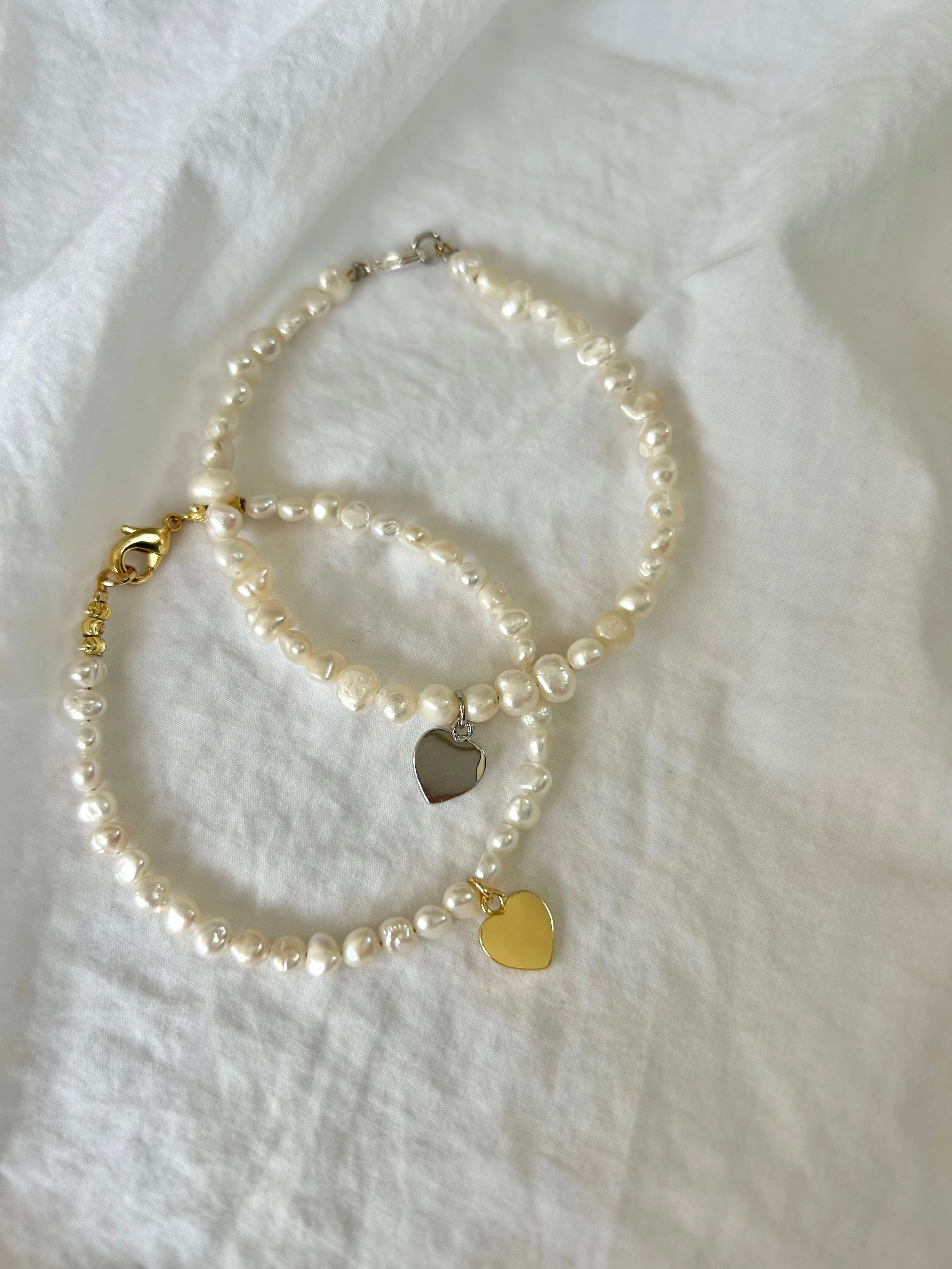 FRESHWATER PEARL HEART CHARM BRACELET IN 18K GOLD