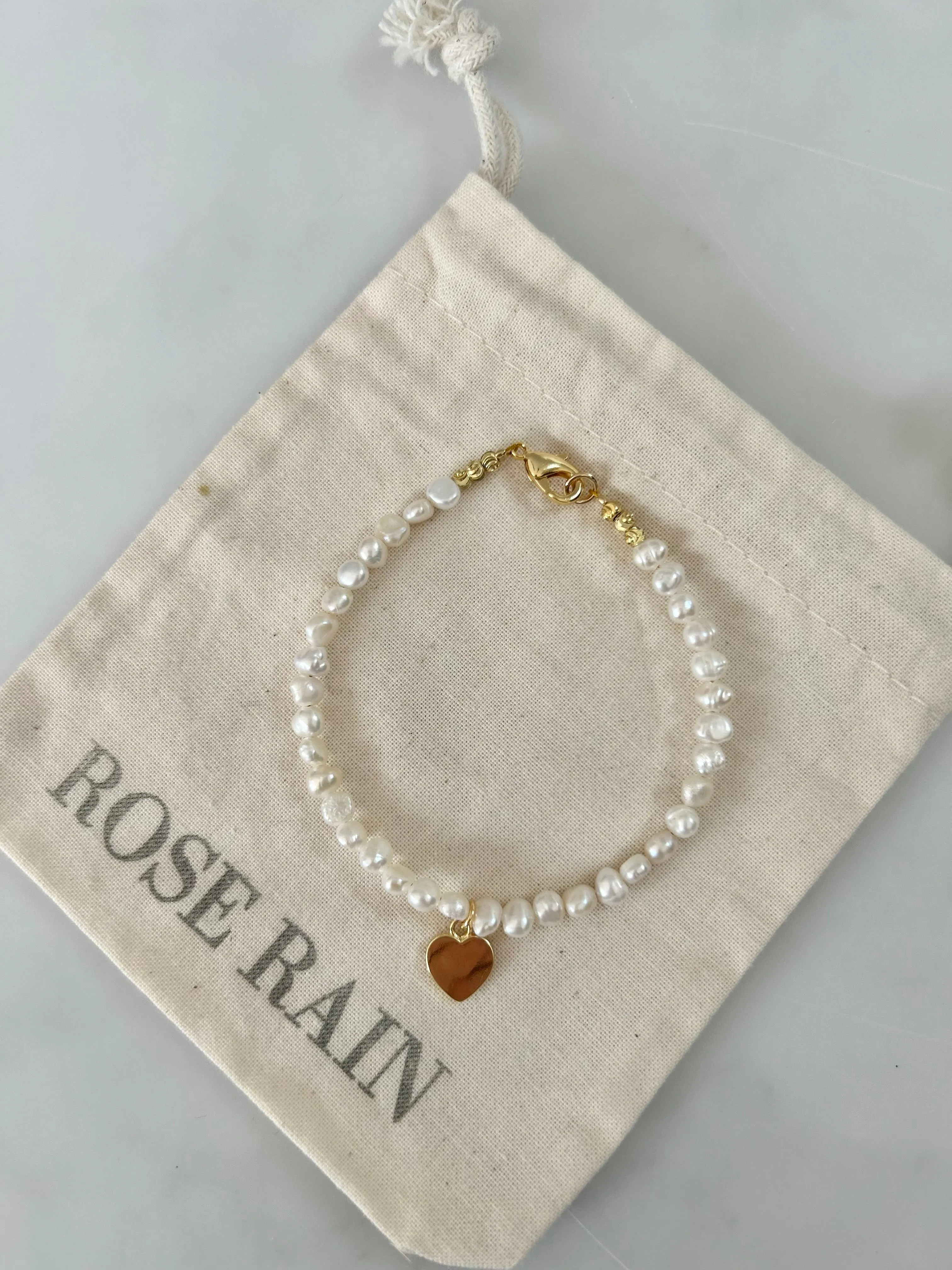 FRESHWATER PEARL HEART CHARM BRACELET IN 18K GOLD