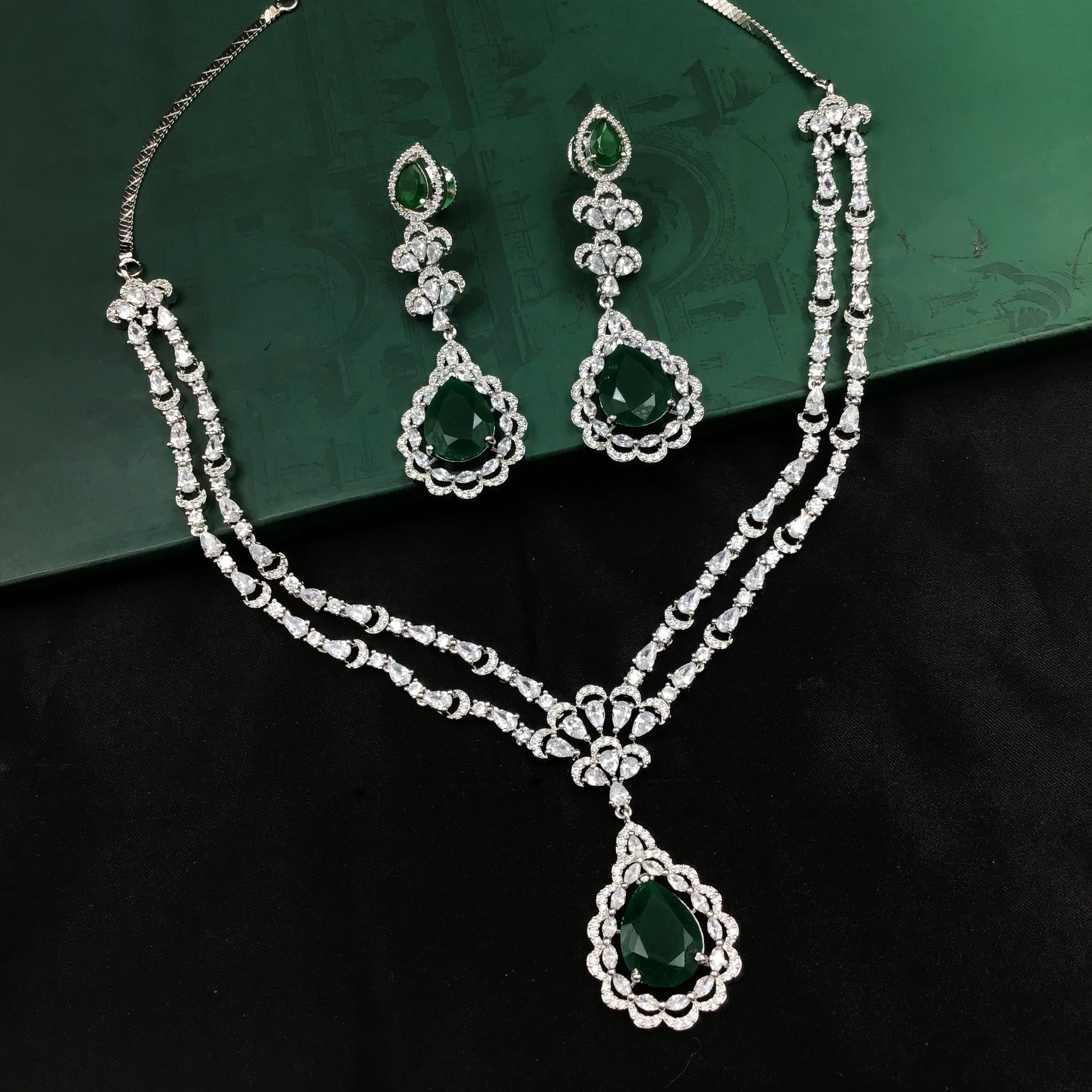 Round Neck Zircon/AD Necklace Set 10800-69